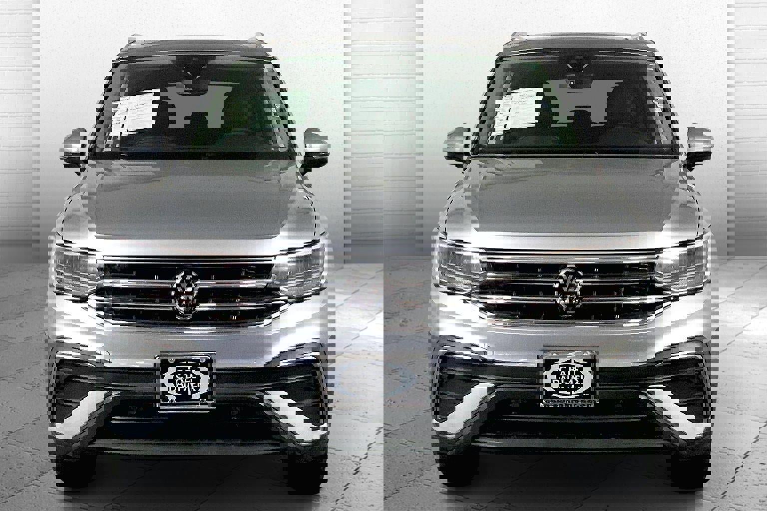 Used 2023 Volkswagen Tiguan SE w/ Panoramic Sunroof Package image 2