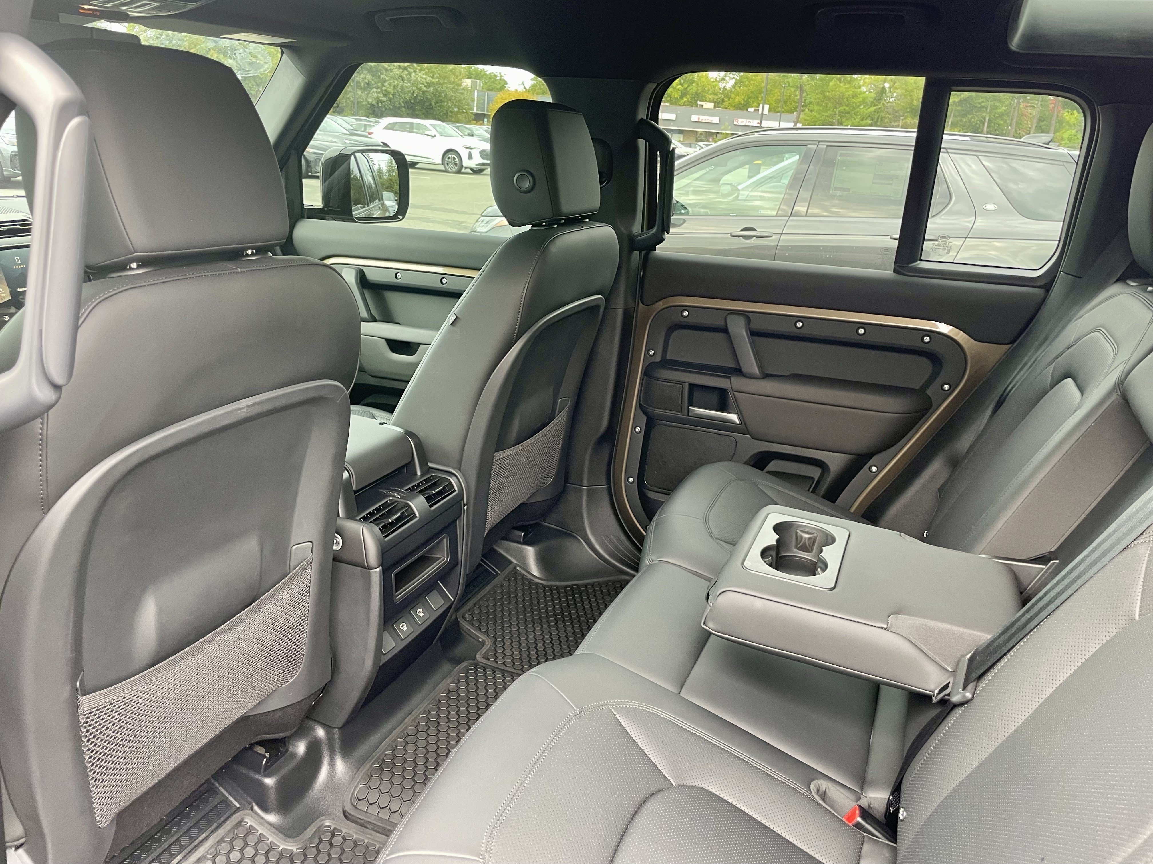 Used 2025 Land Rover Defender 110 X-Dynamic SE AWD/4WD image 30