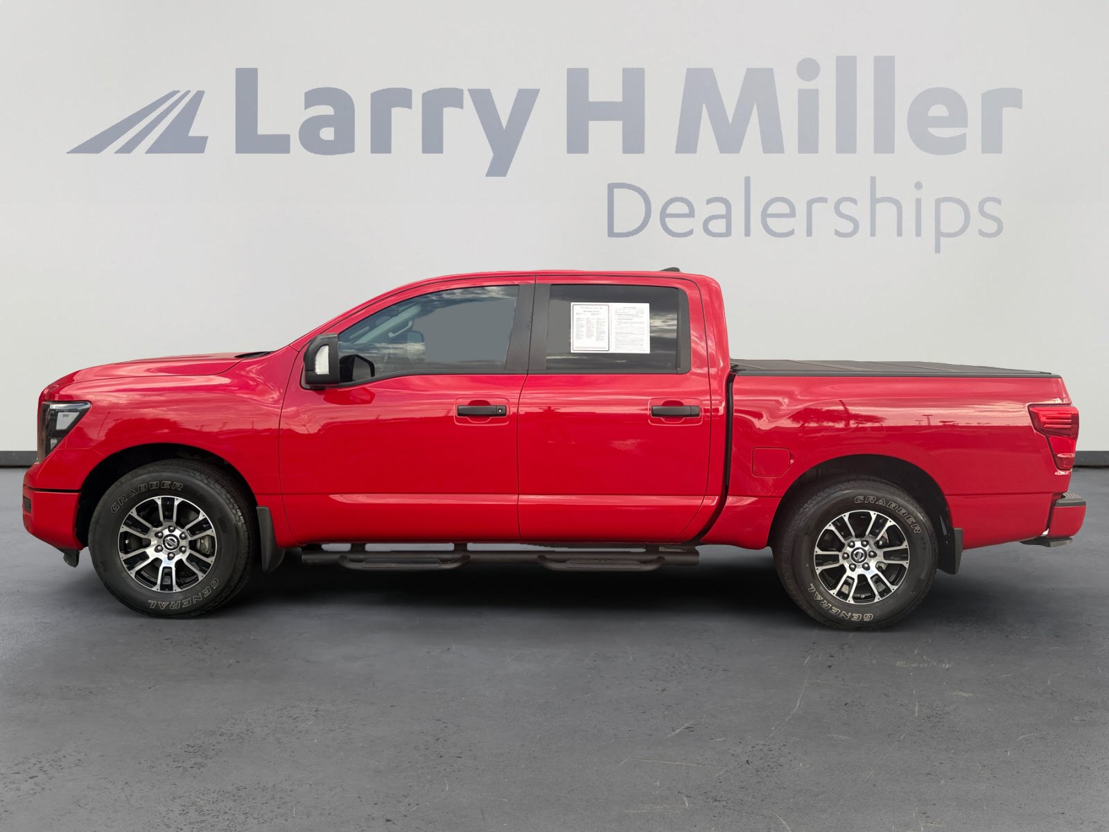 Used 2022 Nissan Titan SV w/ SV Convenience Package RWD image 2