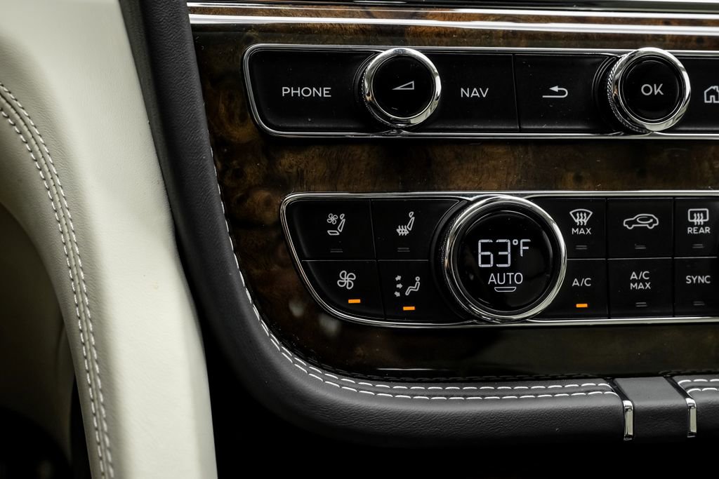 Used 2024 Bentley Bentayga AWD/4WD image 28