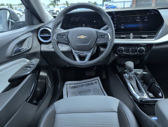 Used 2024 Chevrolet Trax LT w/ Driver Confidence Package FWD image 2