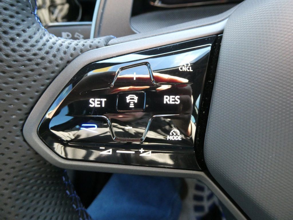 Used 2025 Volkswagen Golf w/ Euro Style Package image 32