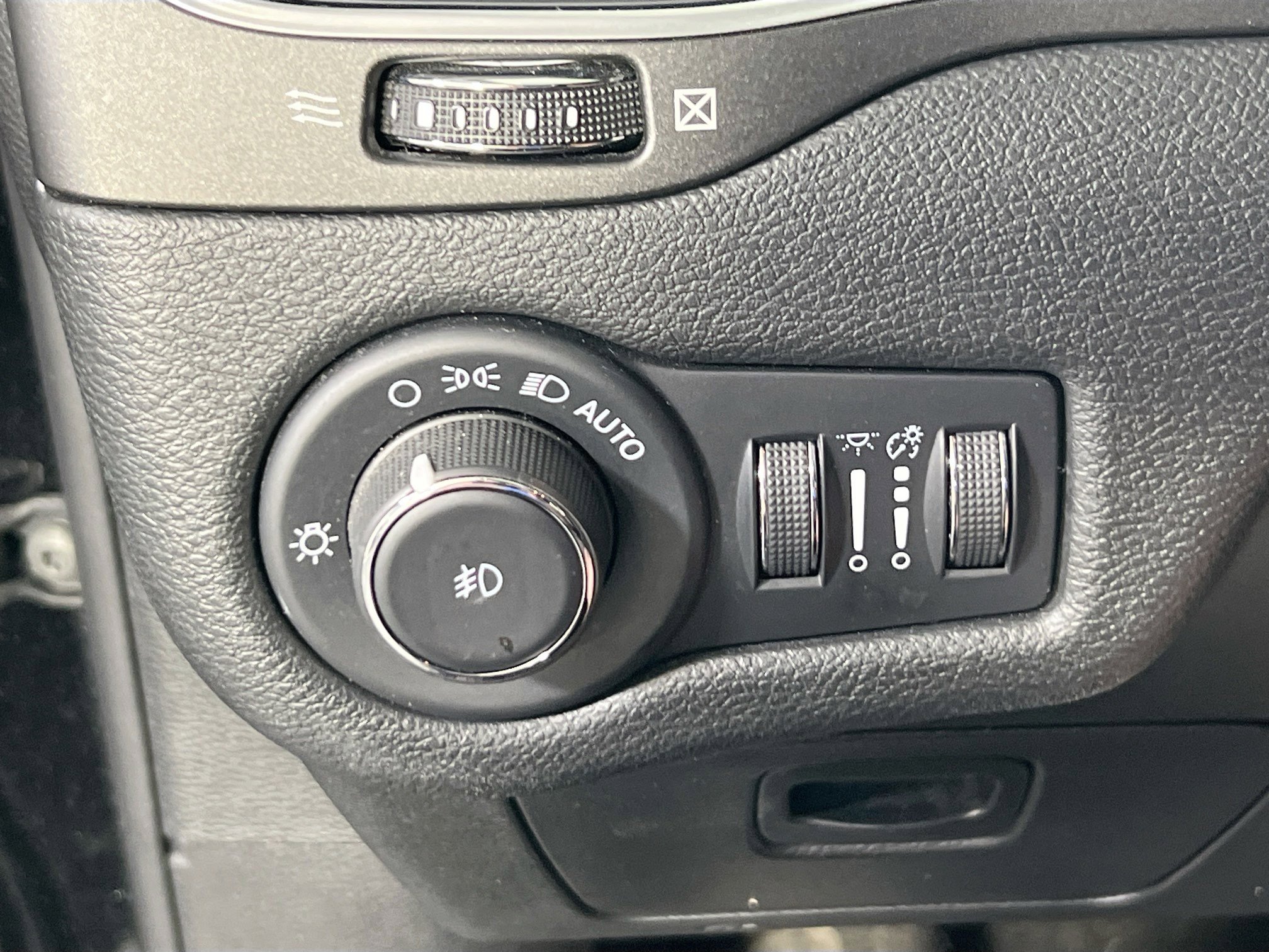 Used 2022 Jeep Cherokee Trailhawk AWD/4WD image 10