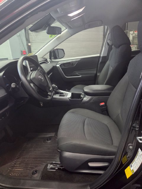 Used 2025 Toyota RAV4 LE AWD/4WD image 9