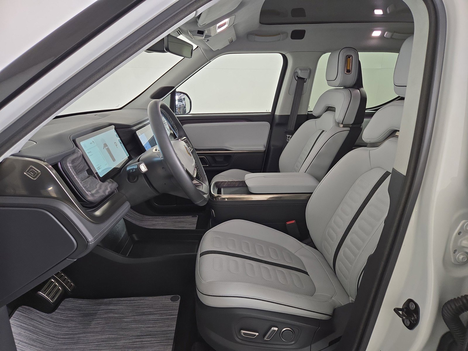 Used 2022 Rivian R1T Adventure image 20