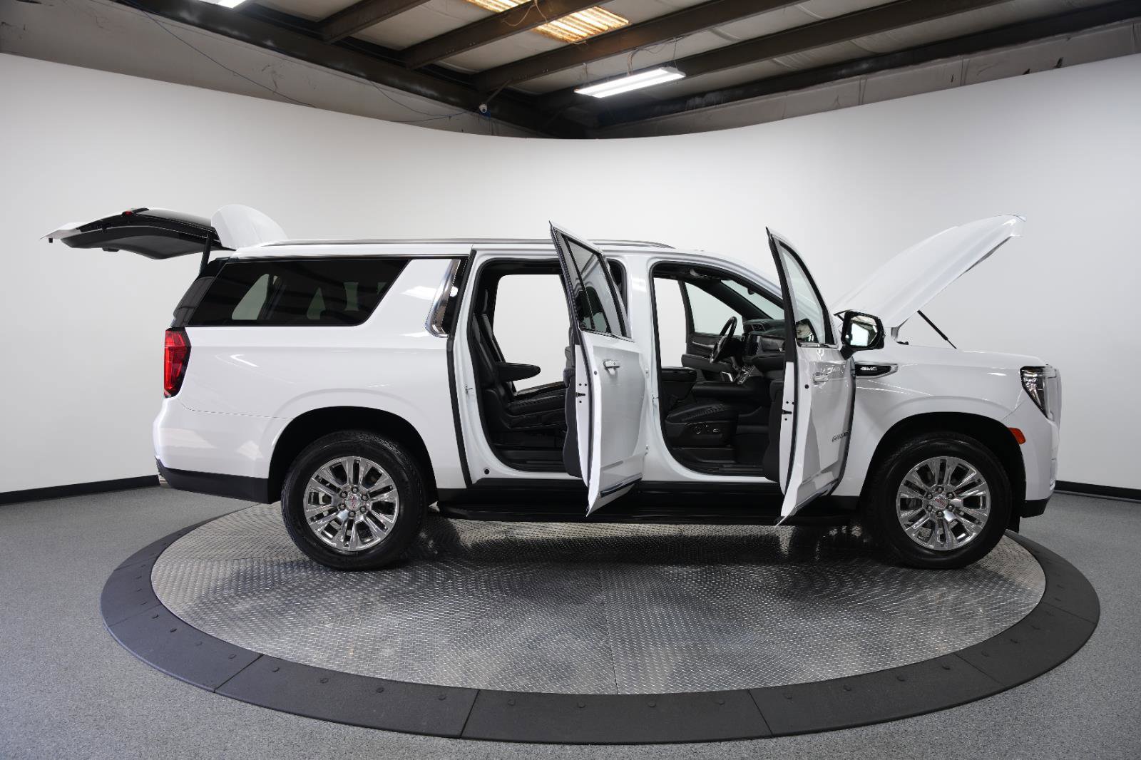 Used 2024 GMC Yukon XL Denali AWD/4WD image 10
