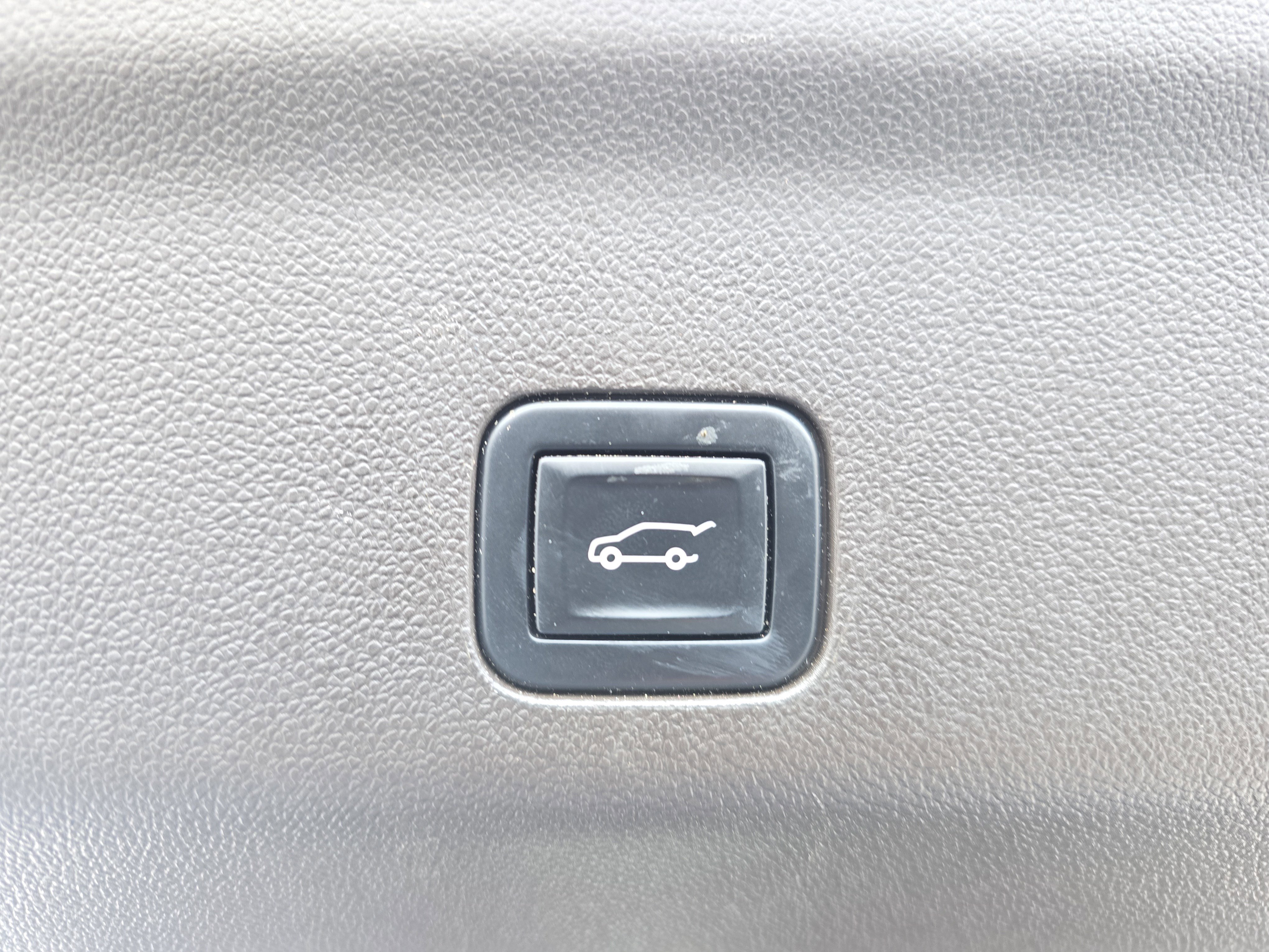 Used 2023 GMC Yukon SLT image 13