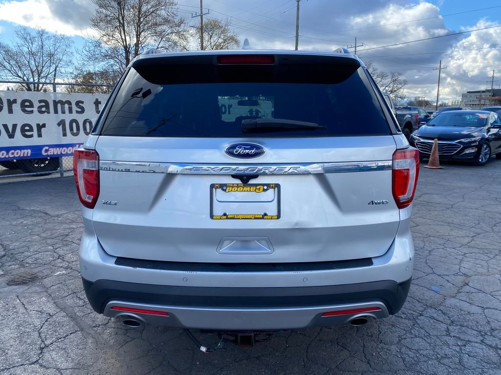 Used 2017 Ford Explorer XLT w/ Equipment Group 202A AWD/4WD image 3