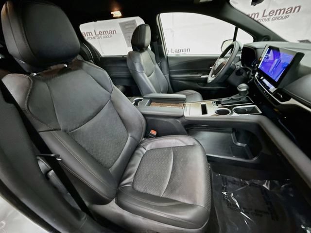 Used 2025 Toyota Sienna Platinum AWD/4WD image 31
