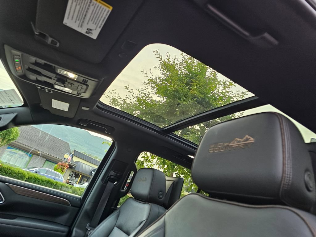 Used 2023 Chevrolet Suburban High Country w/ Premium Package 2 AWD/4WD image 28