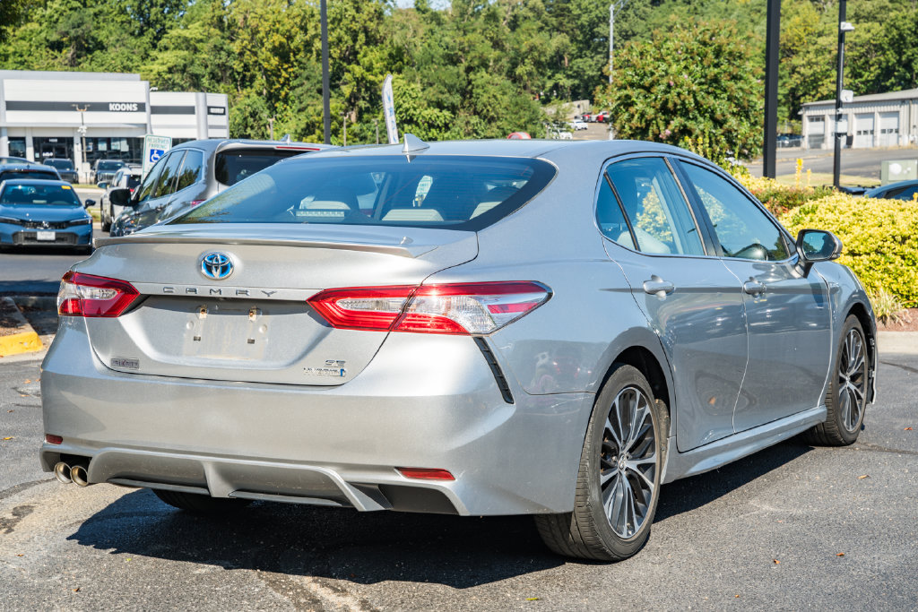 Used 2020 Toyota Camry SE w/ Sunroof Package FWD image 4
