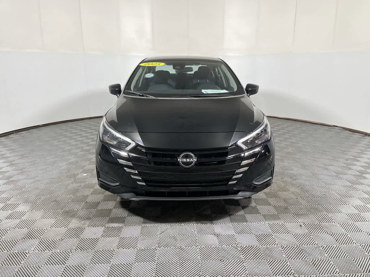 Used 2025 Nissan Versa SV image 2