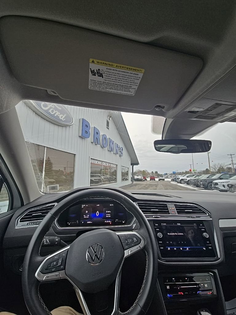 Used 2024 Volkswagen Tiguan SE image 2