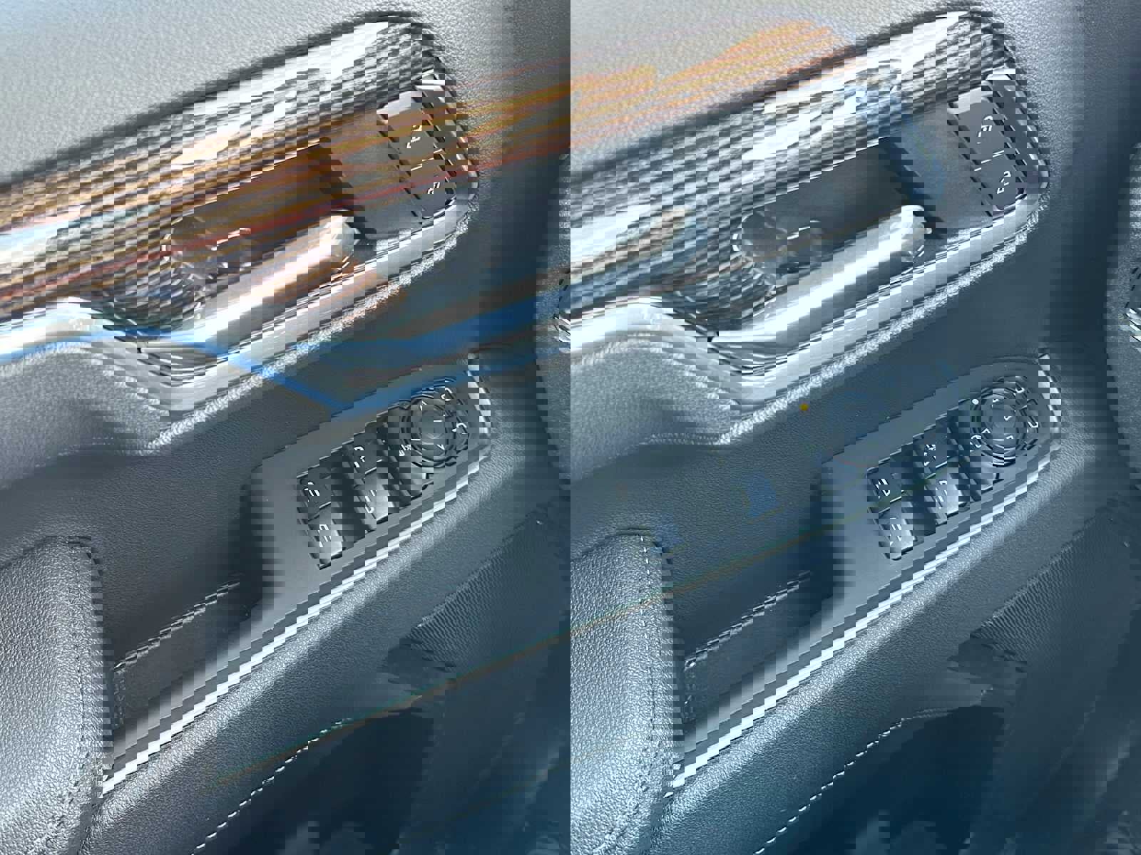 Used 2025 GMC Sierra 1500 SLE w/ X31 Off-Road Package image 32