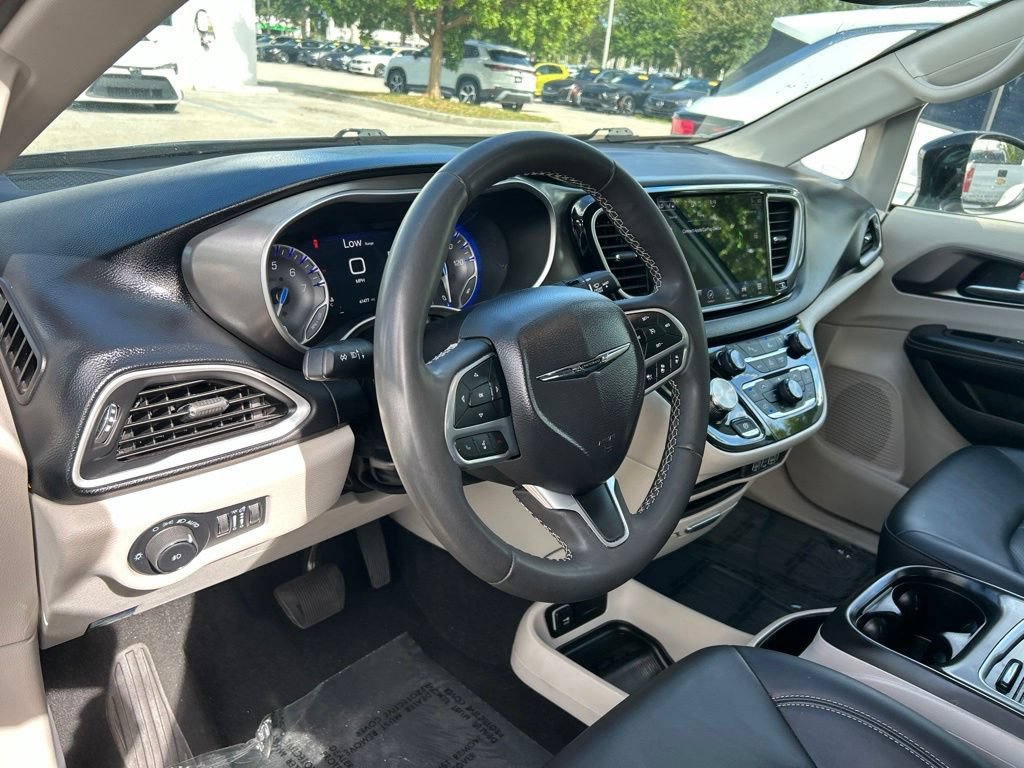 Used 2024 Chrysler Pacifica Touring-L FWD image 15