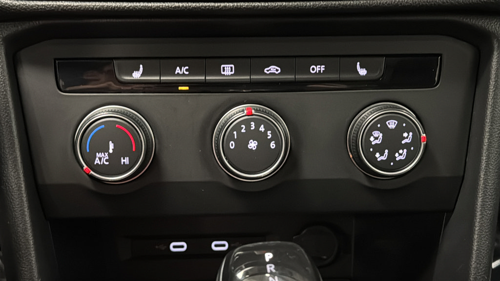 Used 2022 Volkswagen Taos SE w/ Panoramic Sunroof Package FWD image 18