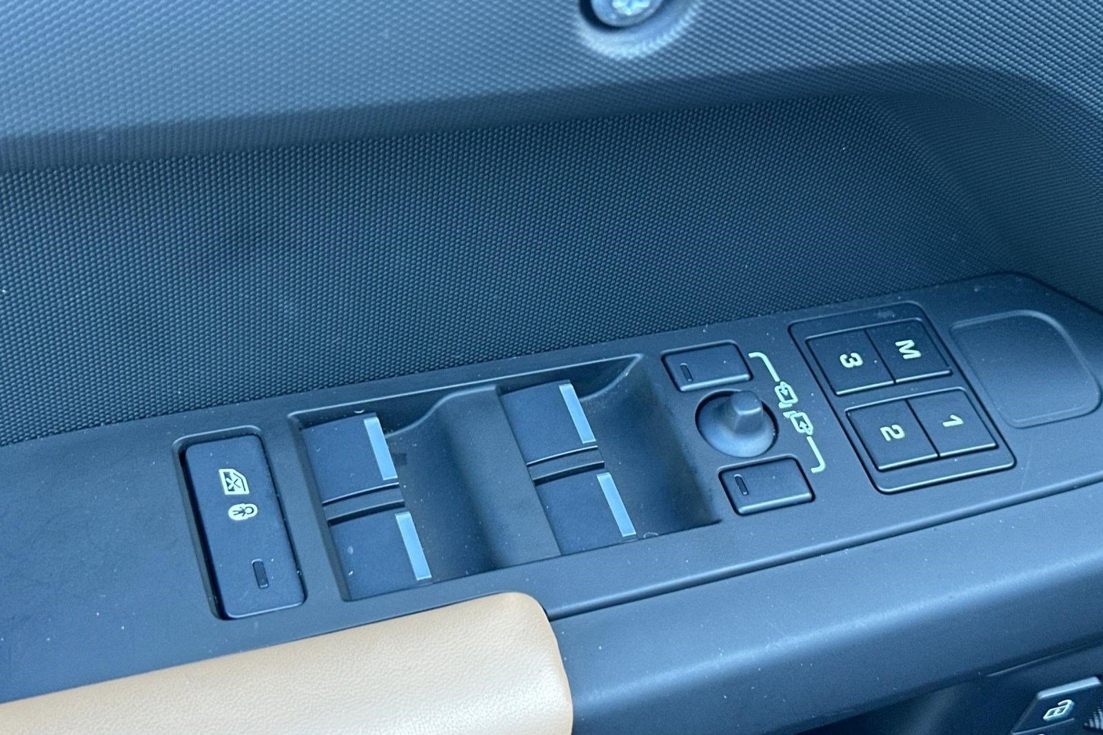 Used 2025 Land Rover Defender 110 S image 15