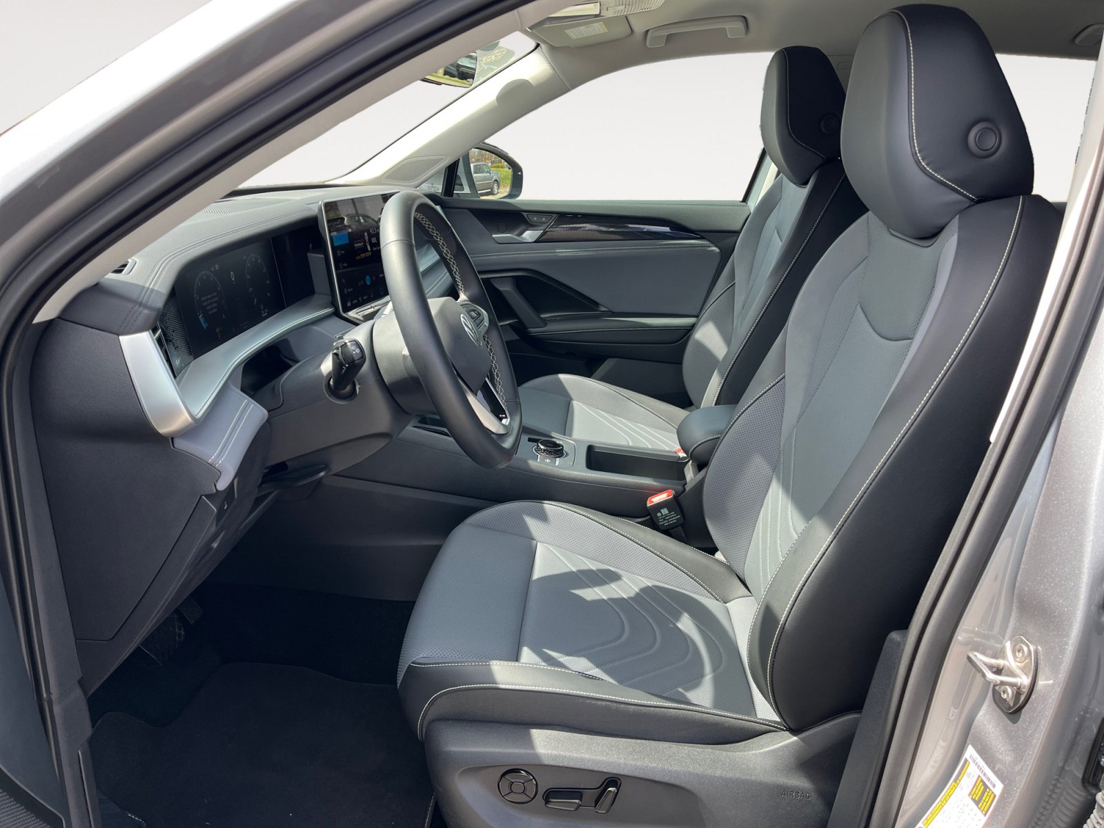 Certified 2025 Volkswagen Tiguan SE FWD image 11