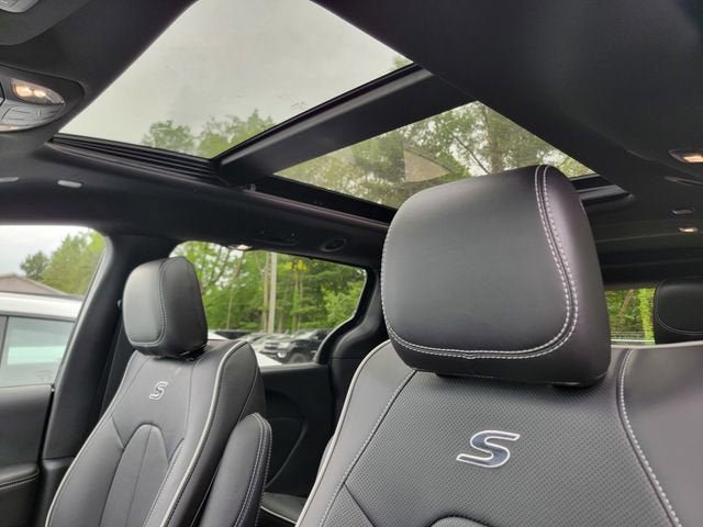 New 2027 Chrysler Pacifica Limited AWD/4WD image 4