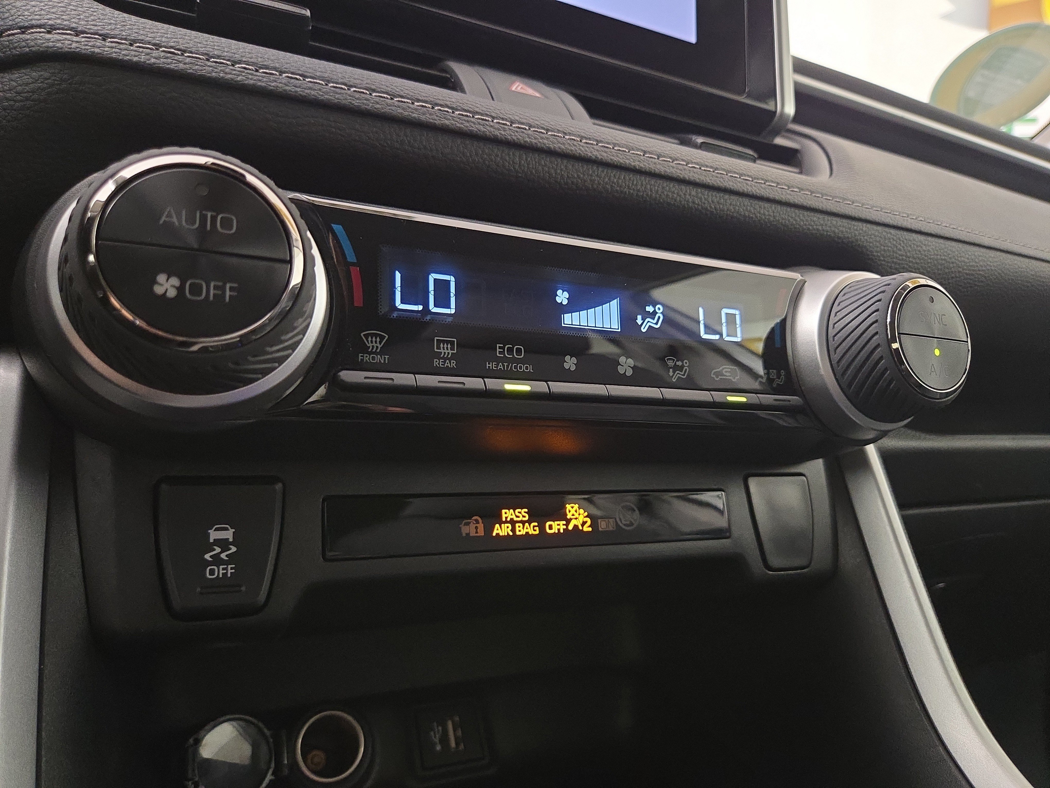 Used 2025 Toyota RAV4 XLE AWD/4WD image 26
