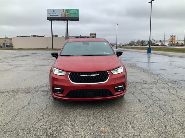 Used 2025 Chrysler Pacifica Select image 3