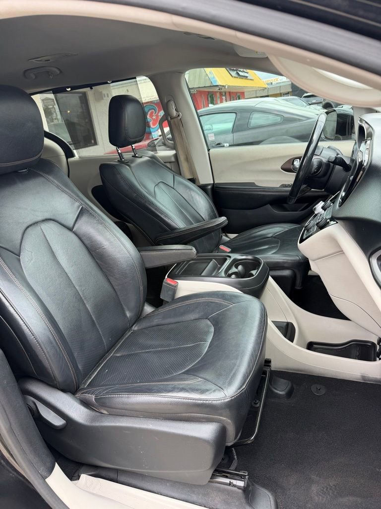 Used 2017 Chrysler Pacifica Limited image 25