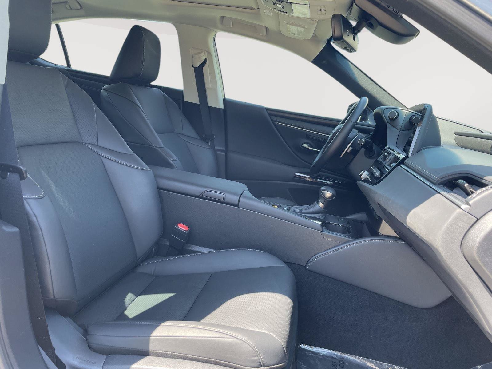 Used 2025 Lexus ES 300h w/ Premium Package FWD image 4