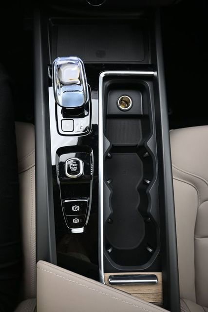 New 2026 Volvo XC60 B5 Plus w/ Protection Package Premier AWD/4WD image 12