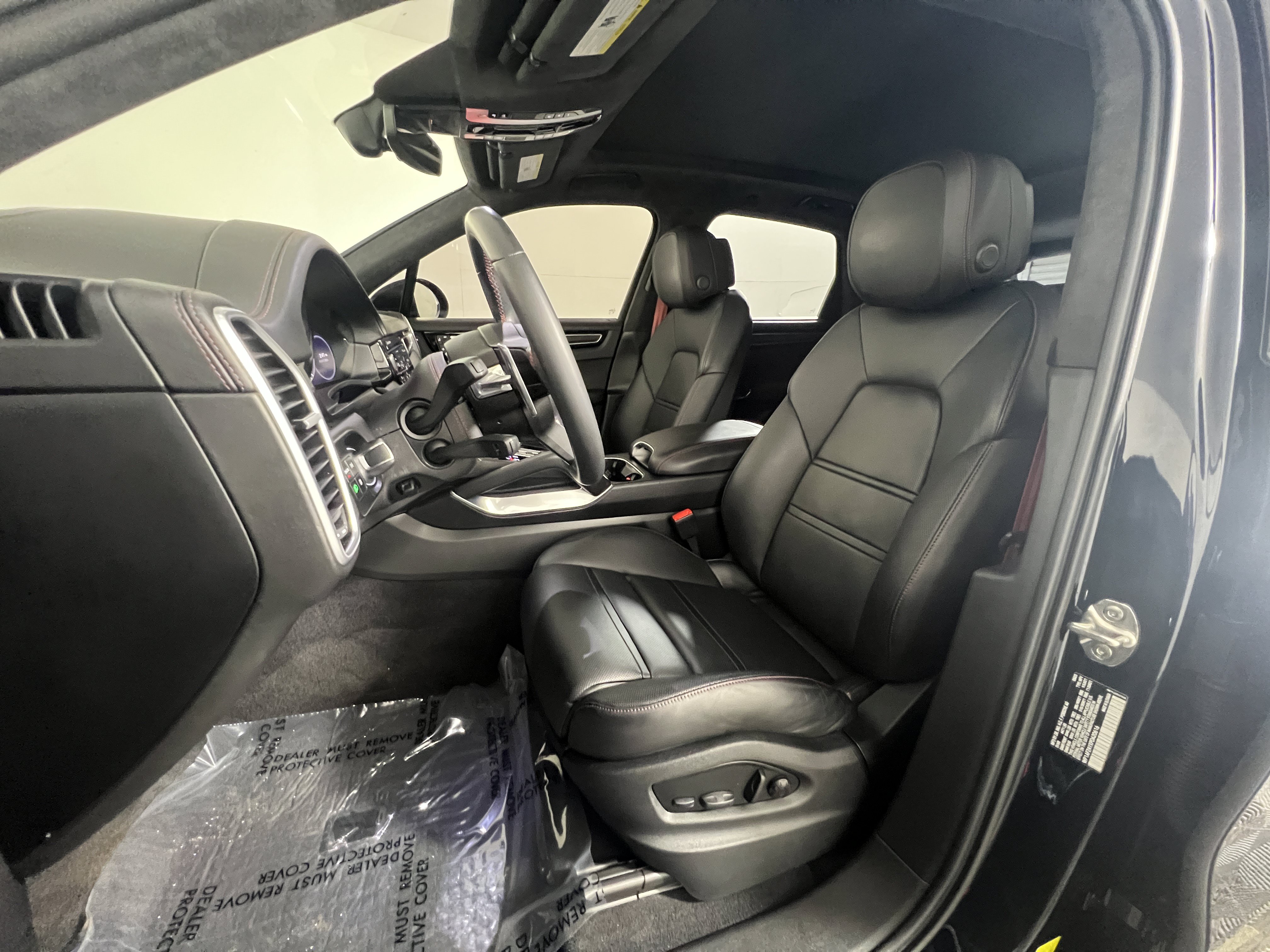Certified 2023 Porsche Cayenne Turbo AWD/4WD image 5