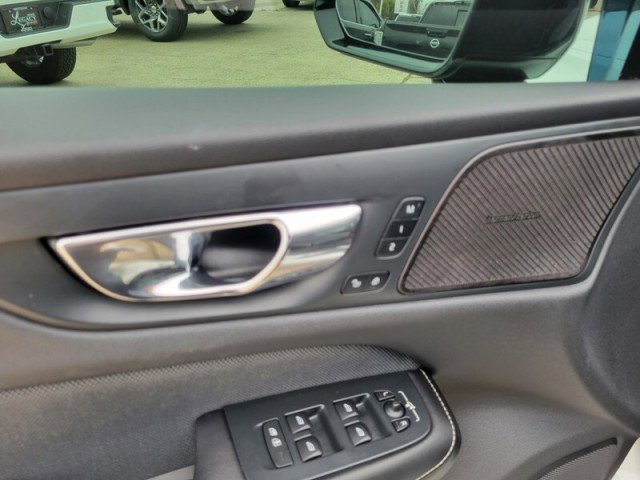 Used 2019 Volvo S60 T5 R-Design image 11