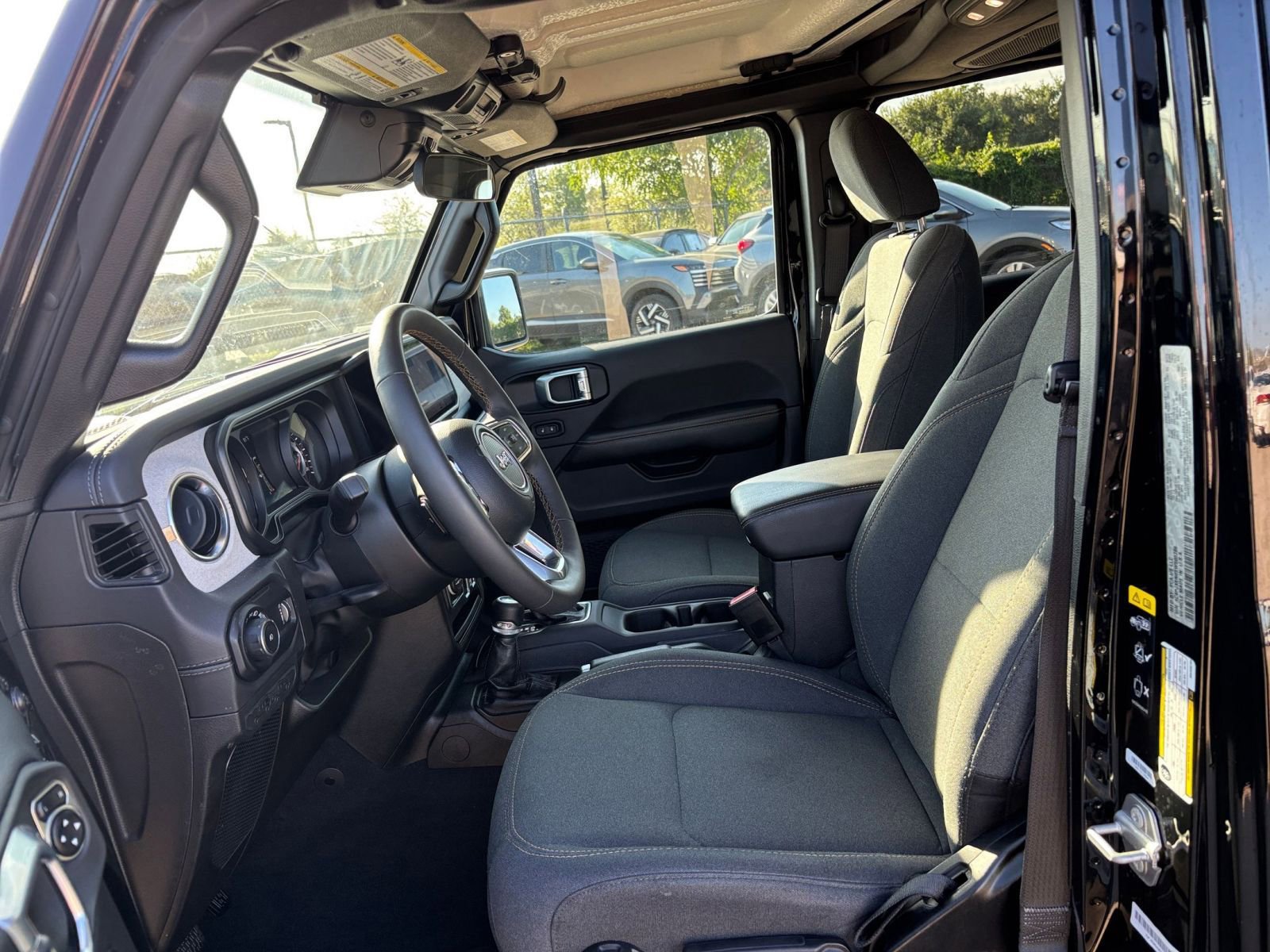 Used 2025 Jeep Wrangler Sahara image 25