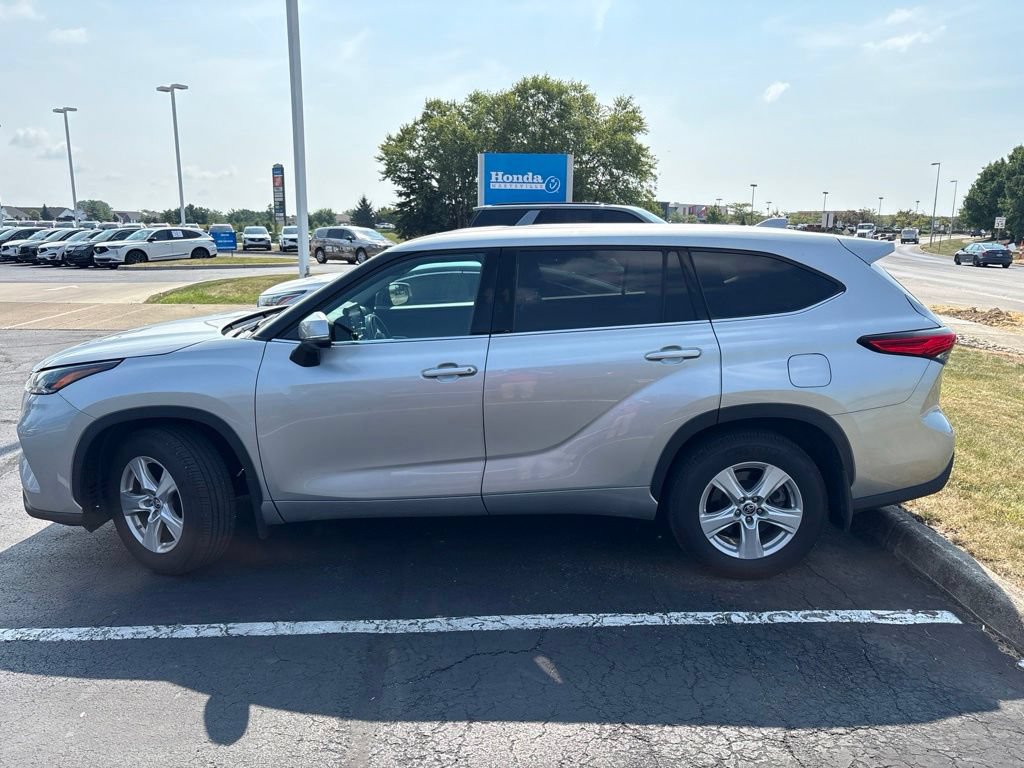 Used 2021 Toyota Highlander LE AWD/4WD image 4