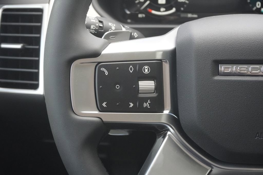 New 2025 Land Rover Discovery Dynamic SE image 12