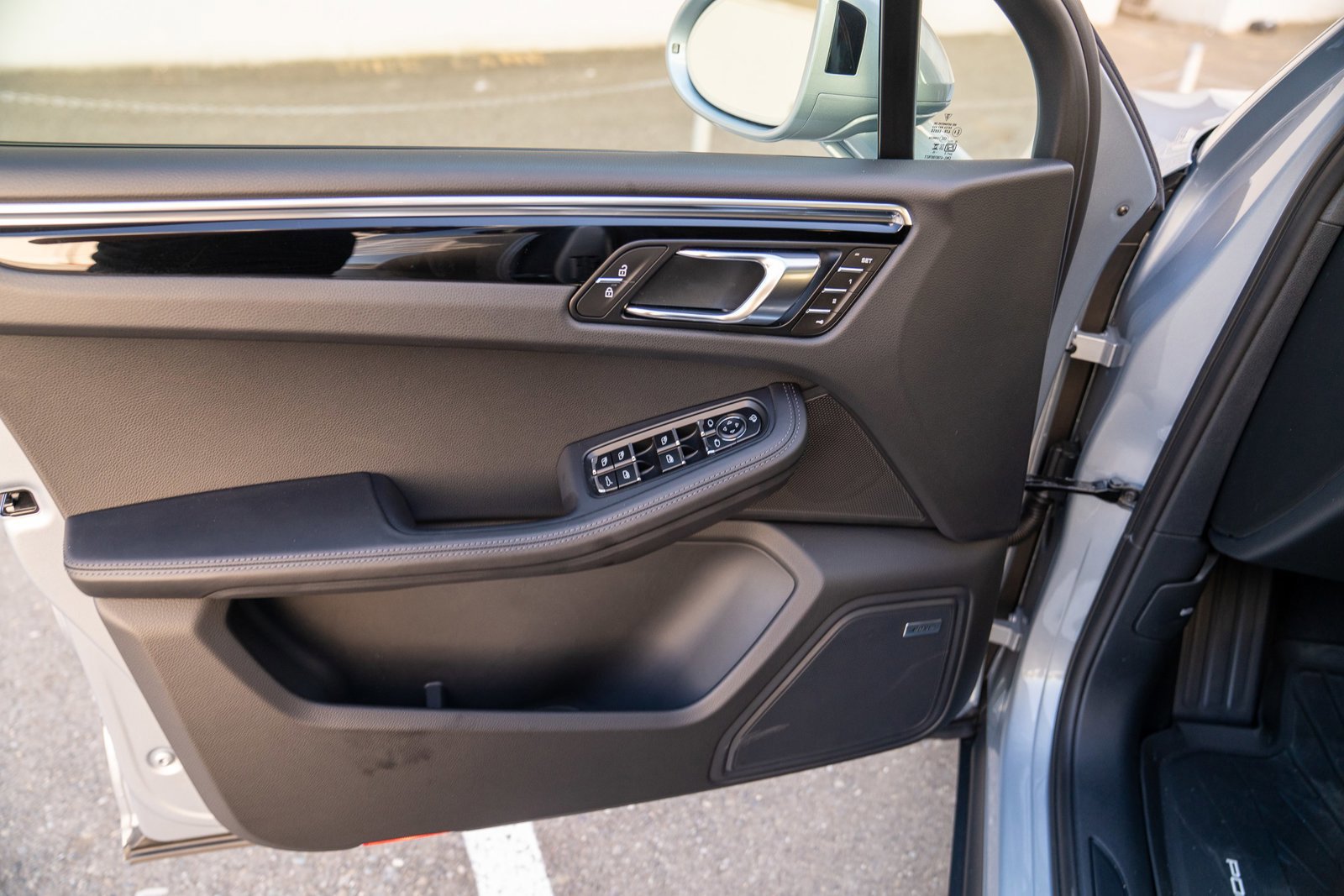 Certified 2026 Porsche Macan AWD/4WD image 10