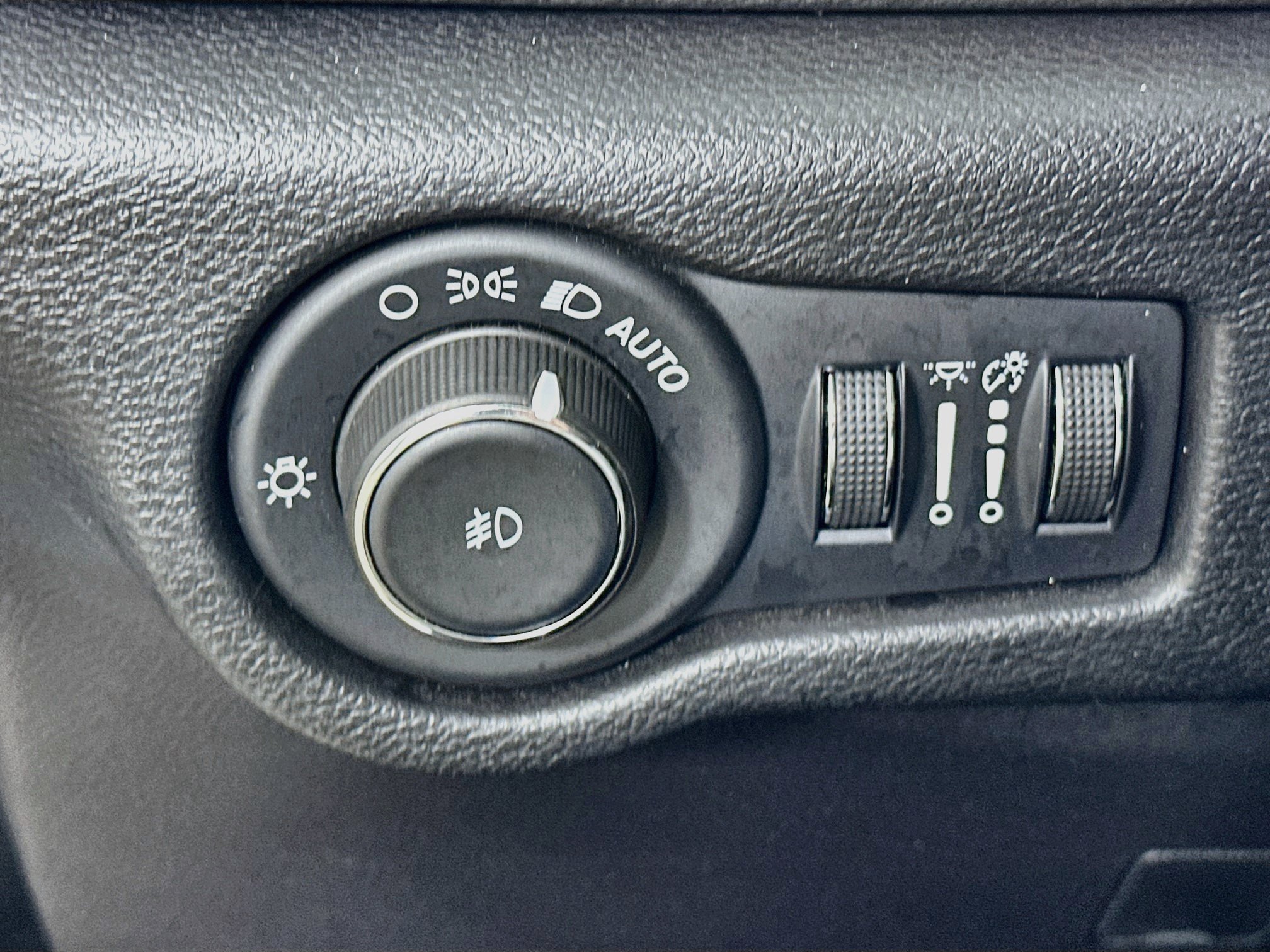 Used 2025 Chrysler Pacifica Limited FWD image 10