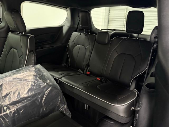 New 2026 Chrysler Pacifica Limited w/ S Appearance Package FWD image 17