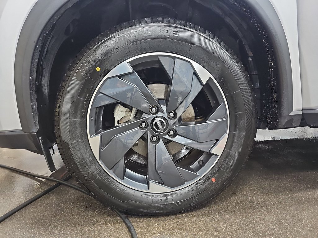 Used 2024 Nissan Rogue SV image 32