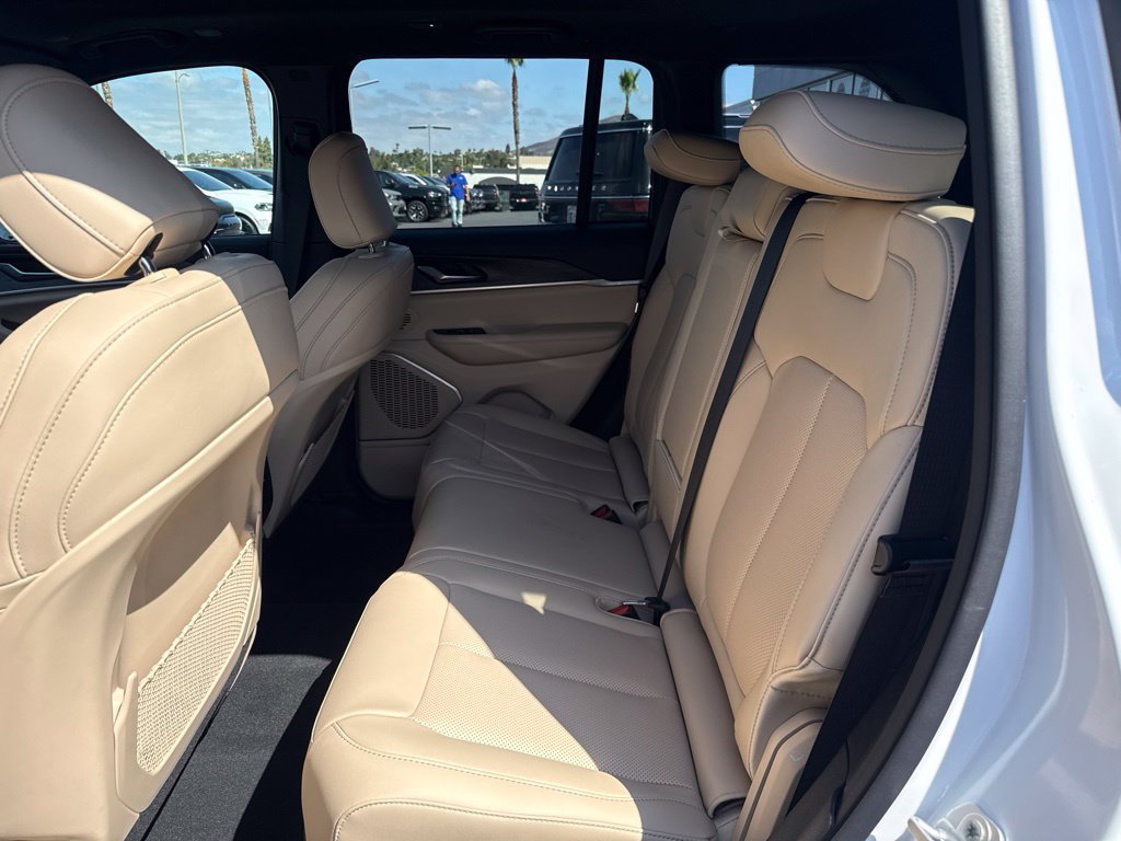 Used 2026 Jeep Grand Cherokee Limited w/ Luxury Tech Group II RWD image 15