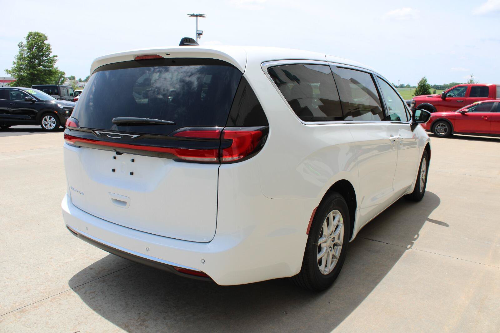 New 2027 Chrysler Pacifica Select FWD image 7