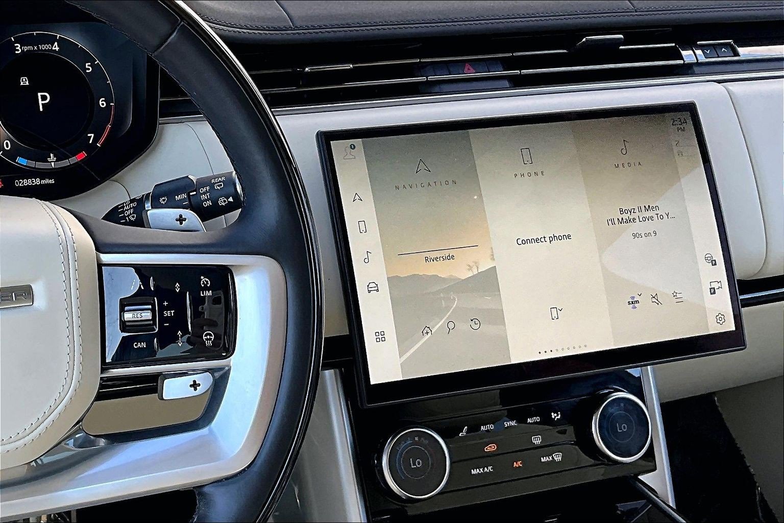 Used 2023 Land Rover Range Rover Long Wheelbase SE image 6