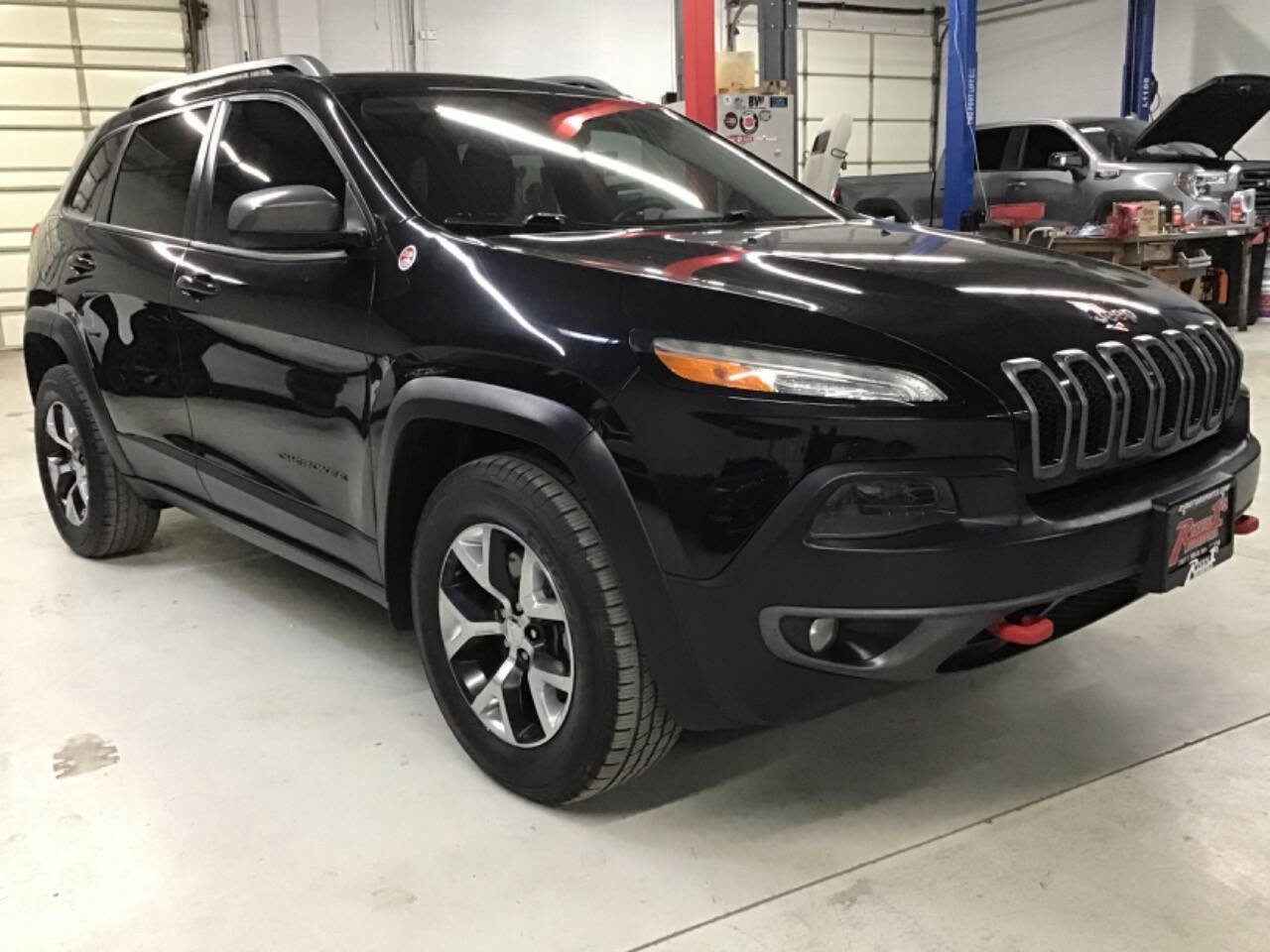 Used 2015 Jeep Cherokee Trailhawk w/ Comfort/Convenience Group AWD/4WD image 3