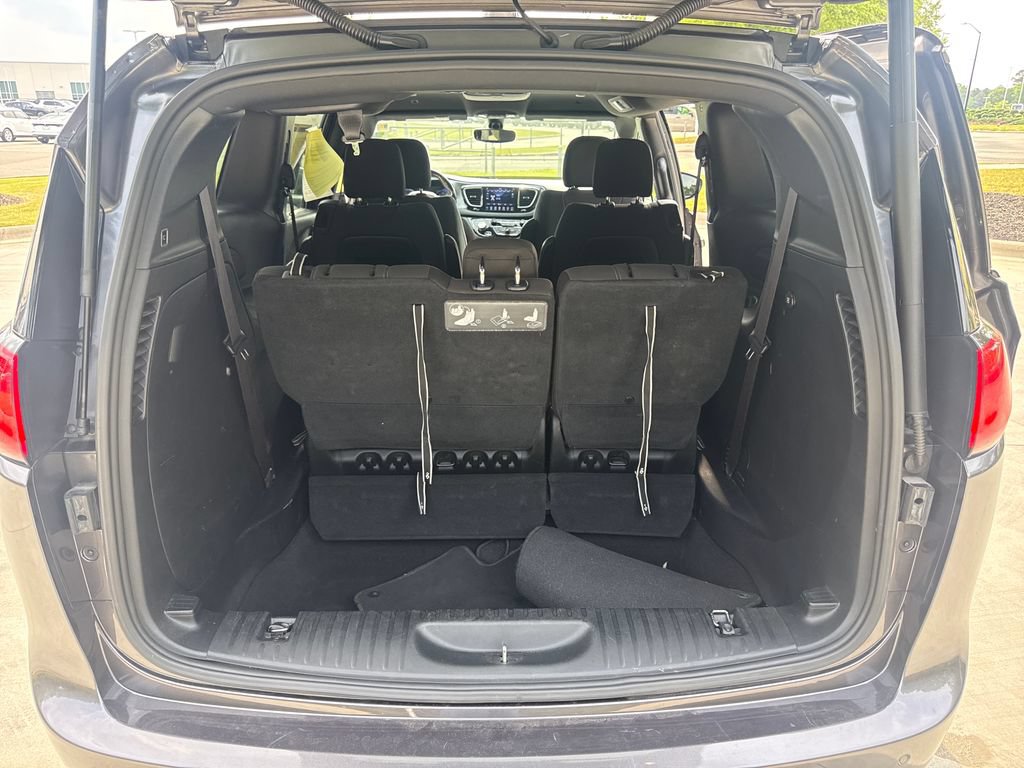 Used 2019 Chrysler Pacifica Touring Plus w/ S Appearance Package FWD image 32