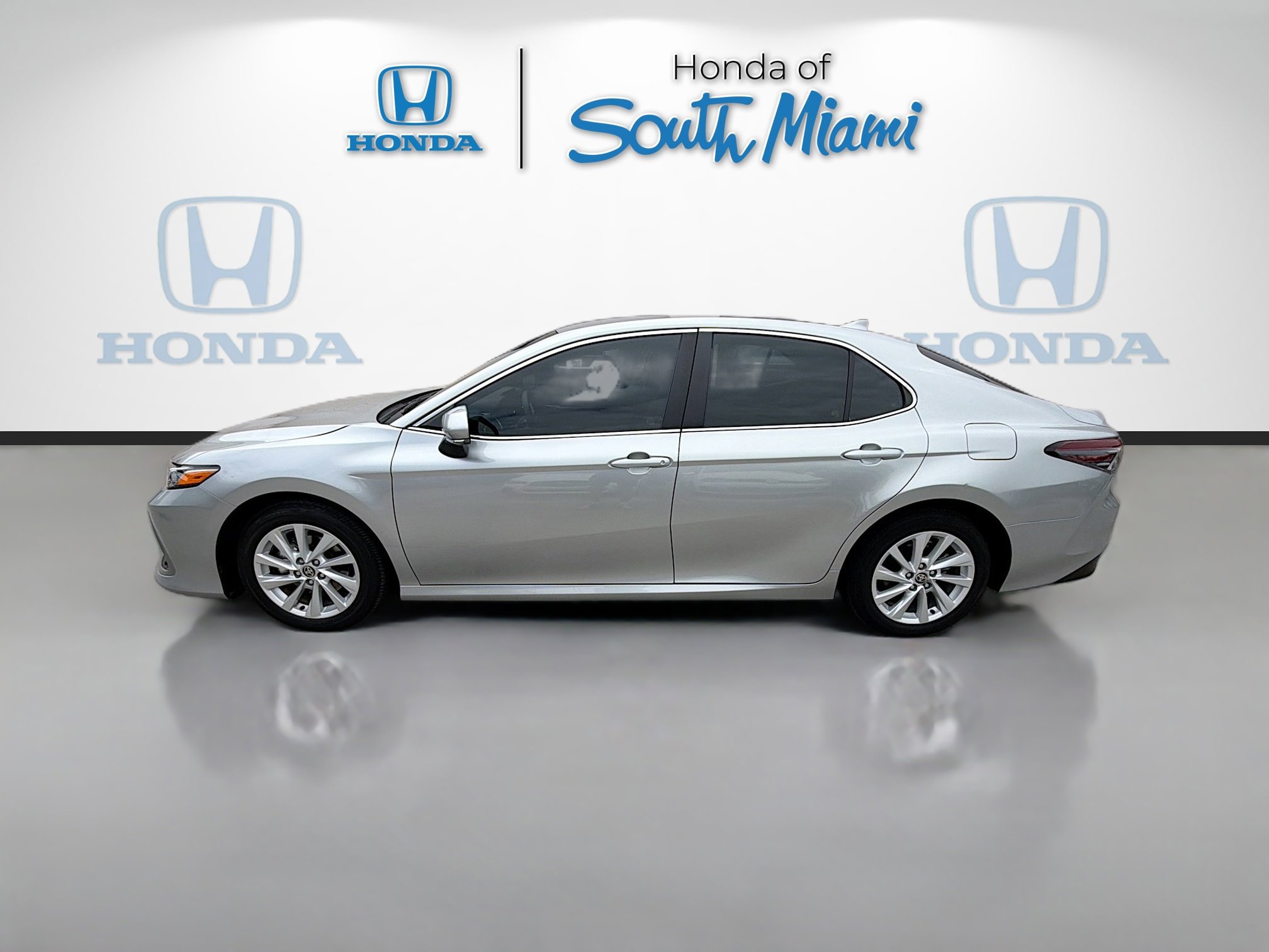 Used 2024 Toyota Camry LE FWD image 4