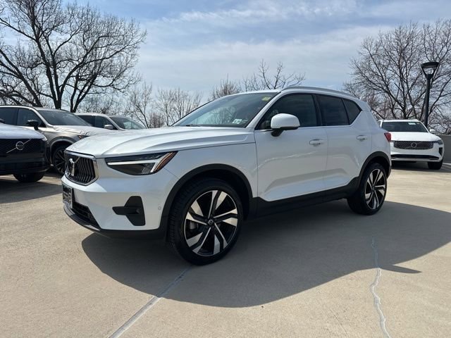 Certified 2023 Volvo XC40 B5 Plus w/ Climate Package image 4