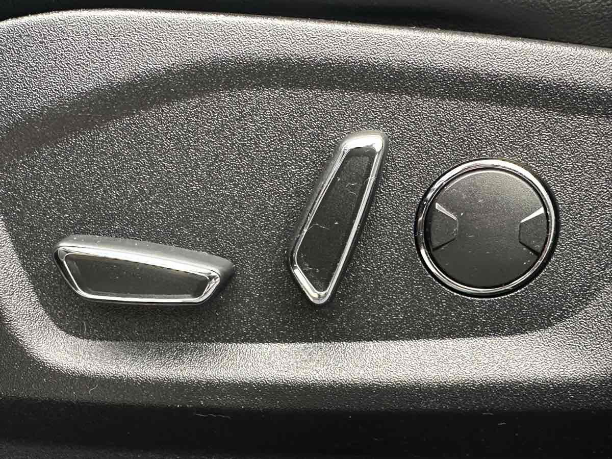 Used 2018 Ford Edge Titanium AWD/4WD image 12