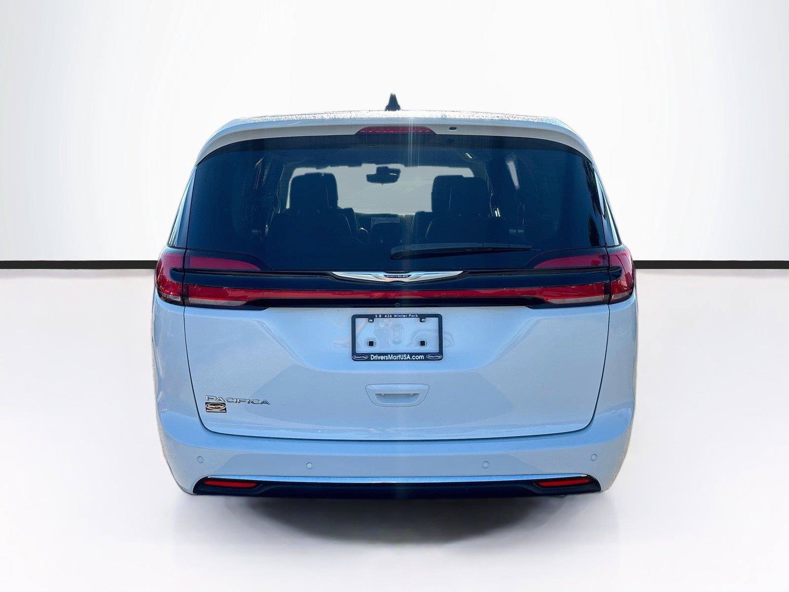 Used 2023 Chrysler Pacifica Touring-L FWD image 6