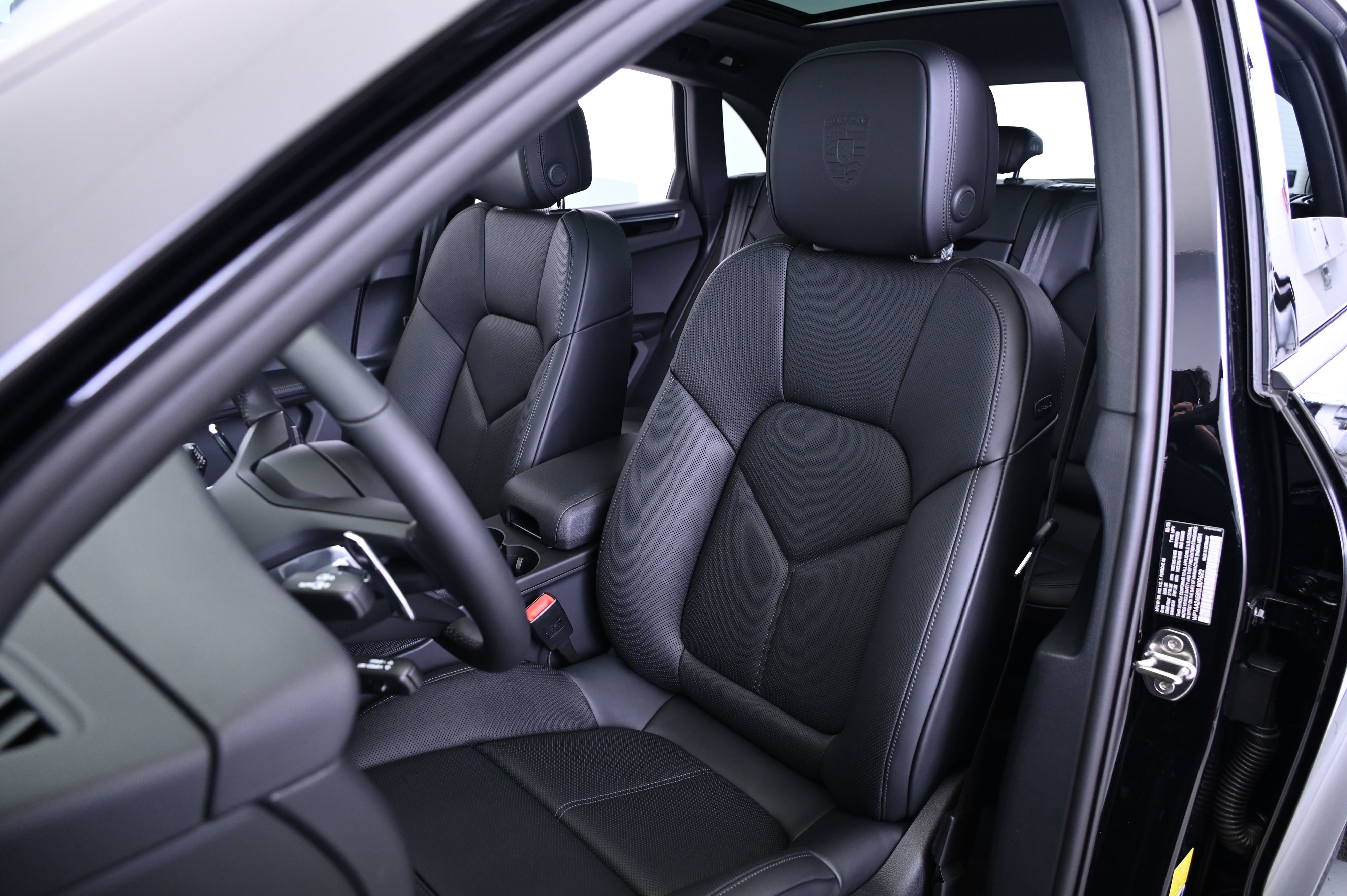 Certified 2025 Porsche Macan image 5