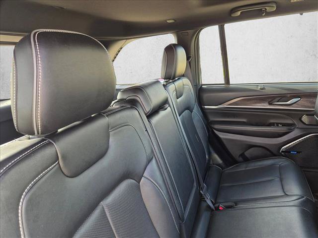 Used 2022 Jeep Grand Cherokee Overland w/ Luxury Tech Group IV AWD/4WD image 17