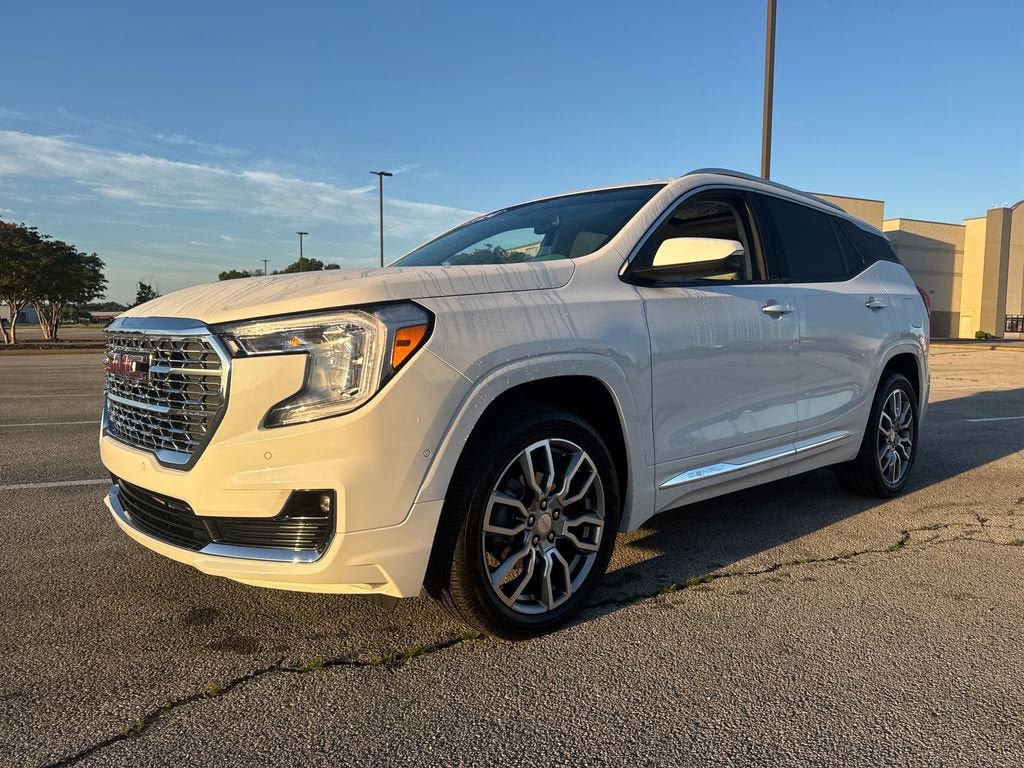 Used 2024 GMC Terrain Denali w/ Denali Premium Package AWD/4WD image 2