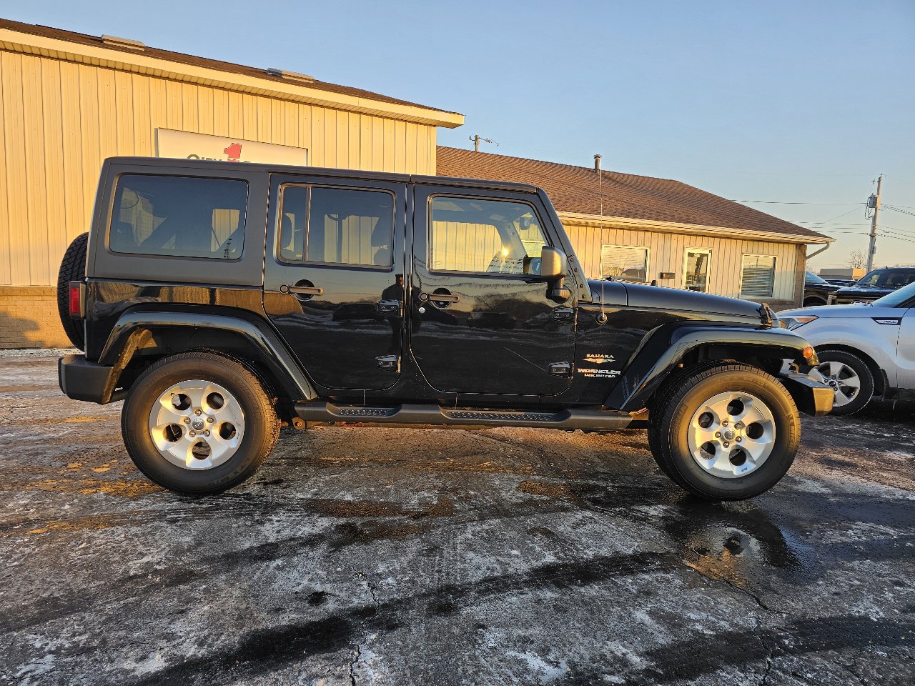 Used 2015 Jeep Wrangler Unlimited Sahara w/ Connectivity Group image 28